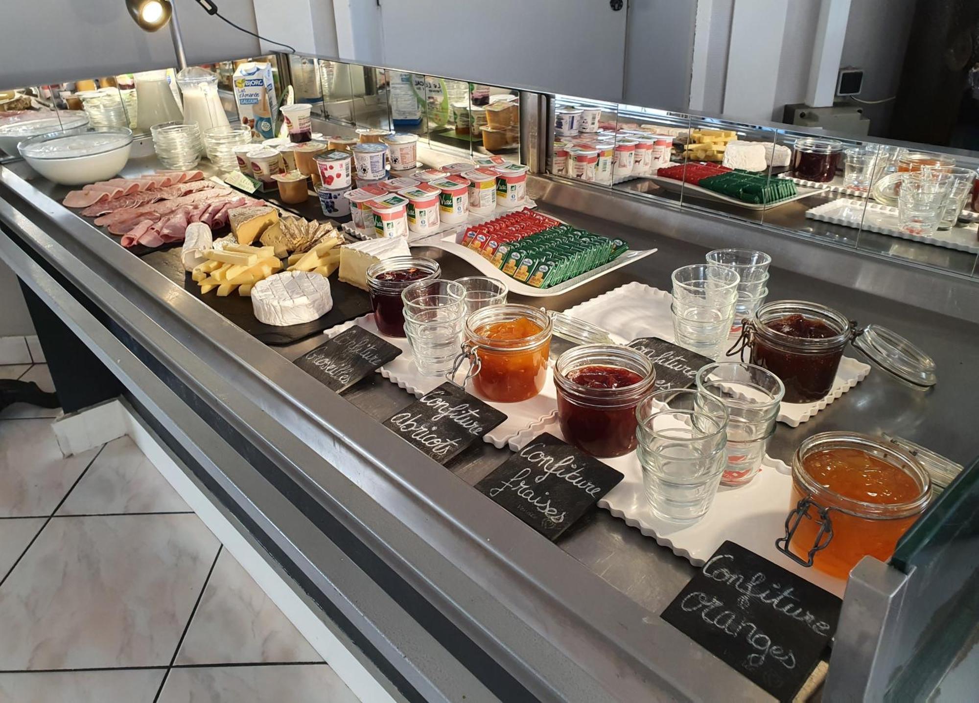 Hotel Restaurant Les Voyageurs Montaigu-Vendee Εξωτερικό φωτογραφία